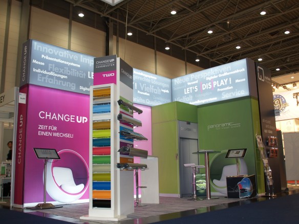 Der gesamte Messestand wurde aus Panoramic-Elementen gebaut. Um den direkten Vergleich zu verdeutlichen, wurden sowohl hinterleuchtete als auch nicht-hinterleuchtete Elemente eingesetzt.