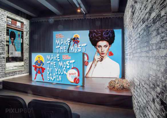 PIXLIP GO_Katalogbild_Catalogue-picture_Anwendungsbeispiel_Application-example_Showroom-Stage_Web.jpg